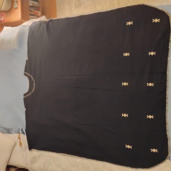 Elegant Black Embroidered Kaftan - Picture 4 of 4